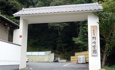 生駒山のふもとで交通アクセスに優れます。