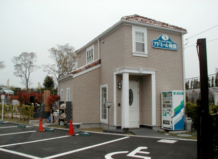 バリアフリーのガーデニング霊園です。管理棟と墓域に近い大型駐車場を完備。