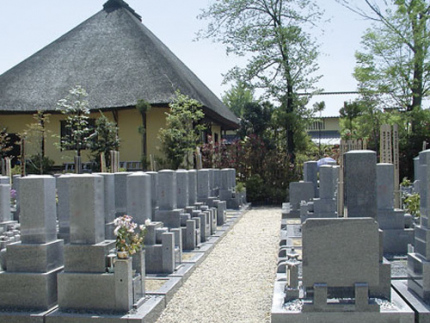 段差がなくゆとりのある園内は訪れる方にも優しく、ゆったりとお参りしていただけます。