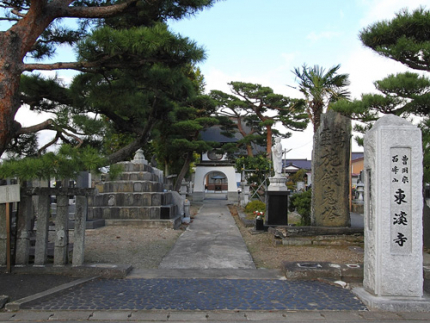 旧田尻町の中心から、ほんの少し奥まった地に建つ東渓寺。
