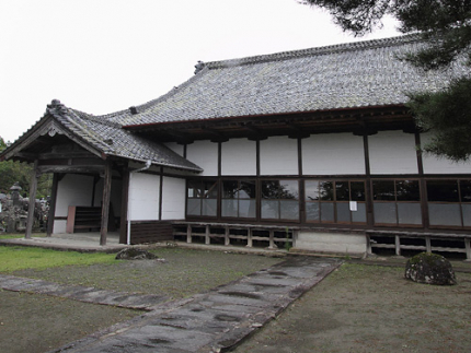 本堂：入り口が左側にある禅宗の古い様式を残す本堂。