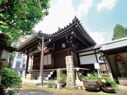 目黒駅から僅か徒歩2分という駅近の墓地