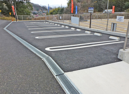 駐車場（１３台）完備、すべての公道に面しているため、お車も停めやすくなっております。