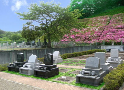 秋川自然公園を背に陽光がふりそそぐ、都市型自然公園墓地です。