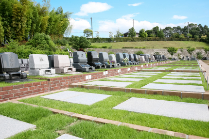 テラス墓地。高さのある、お参りしやすい設計を採用しました。