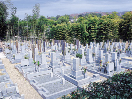 京阪「深草」駅より徒歩5分、JR「稲荷駅」より徒歩7分、駐車場も完備しています。