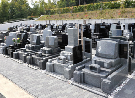 石碑の建立期限がない!(一部区画を除く)墓地の使用権獲得後、何年後でも石碑を建てることが出来る。