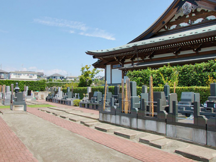 ＪＲ「大船駅」・「藤沢駅」よりバス。渡内下車歩いて１分です。