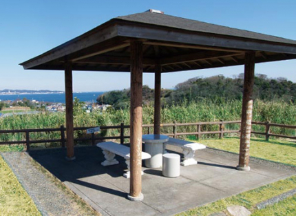 海を見渡せるあずまやをはじめ、霊園の随所にくつろげる憩いの場があります。