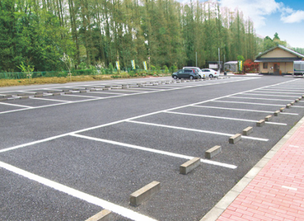 お盆やお彼岸などの時期も安心な、大型駐車場を完備しております。