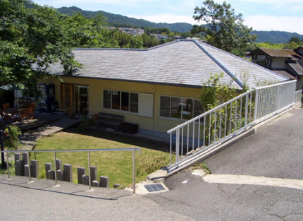 管理棟(花もあります)