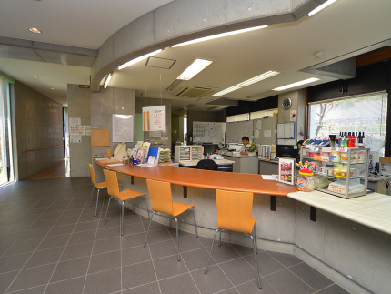 管理棟にはスタッフが常駐しており、みなさまの墓参をサポートと常日頃の管理を行っております。