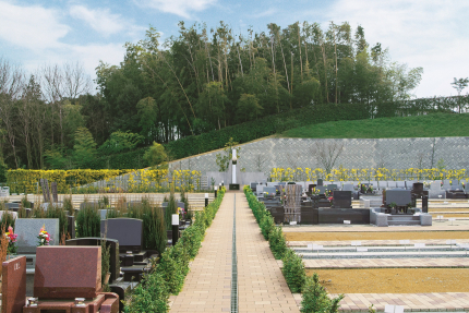 墓域の奥にそびえる永代供養塔「太陽の碑」。