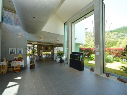 明るくモダンな管理棟。