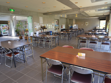 冷暖房完備の休憩所。飲み物や軽食を販売しています。