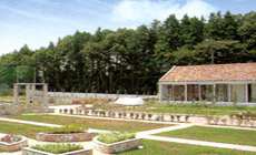 管理棟、霊園内は南欧風のデザインで造られています。