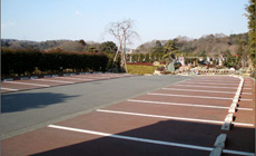 お盆の時期でも安心な大型駐車場完備。