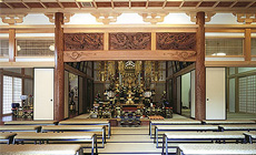 在来仏教各宗派ご利用可能な本堂内部 - 苑内の高台にある古格建築を再現した唐破風屋根の本堂と数寄屋造り（二階に茶室）の客殿