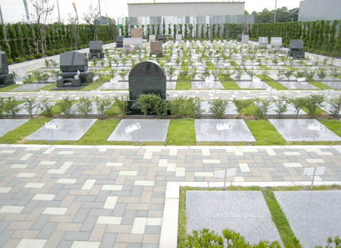デザイン墓石が多く建つ明るく開放感のある芝生区画