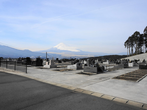 墓域から富士山を拝めます