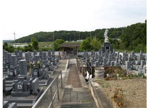 遠方からのお墓参りにも便利な場所にある希少な寺墓地です。