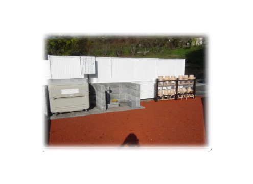 ストッパー付給排水設備、アルミ製手桶棚、特殊ごみ箱を完備。