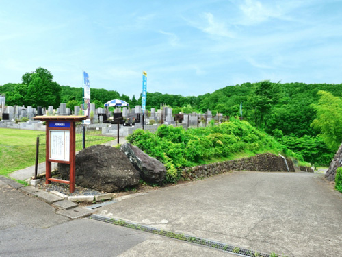 八王子市片倉町に位置し多摩丘陵のさわやかな自然の中に佇む公園墓地。