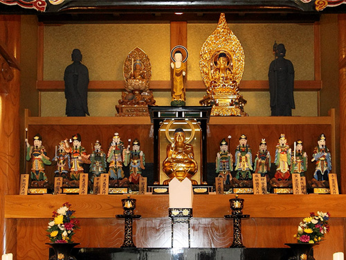 釈迦牟尼仏を中心に文殊菩薩や薬師如来などが祀られた本堂内部。