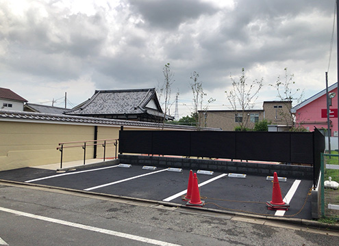 表側に専用駐車場３台完備、裏のお寺の駐車場（１０台以上）も利用可