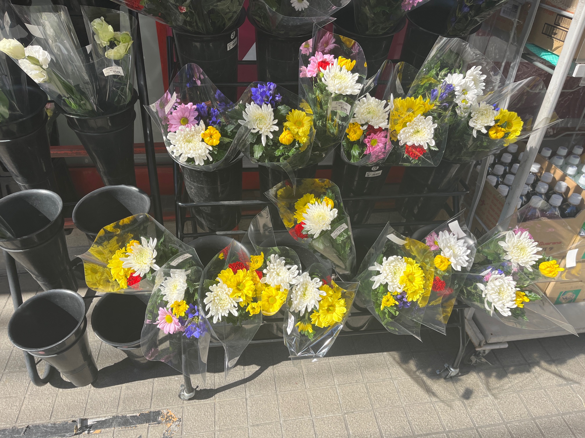 近隣のまいばすけっとでお花を販売しております。
