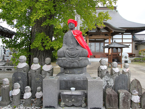 境内には地蔵菩薩などの歴史ある像が立っている。